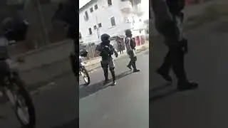 Ciudadanos se enfrentan a policías en calle 5 y Avenida Central en Colón.