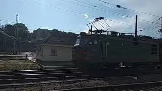 Электровоз ВЛ82М-076 с пассажирским поездом отправляется со станции Харьков-Пассажирский