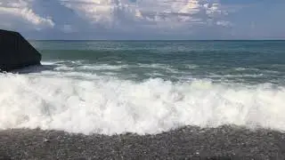 На море шторм усиливается, всем следует выйти из воды.