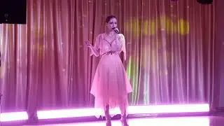Любимица-Красавица-Умница Великолепная поёт песню "Любовь настала"