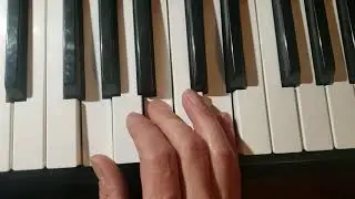 Auld Lang Syne  Piano tutorial key of C, G and E.  By Benjammin