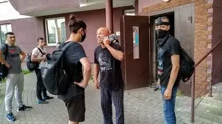 Они пытались помешать нам прыгнуть с крыши