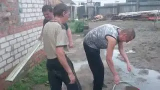 На Стройке Алкаши Подрались по Пьяне
