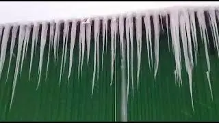 Снег лед в крышу