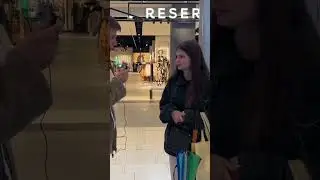 Девушка оценивает свою внешность😱