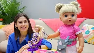 Barbie, Gül için kuaför kostümü getiriyor. Ayşe ve oyuncak bebekler. Kız oyunları