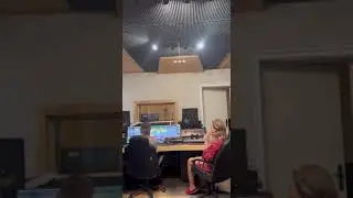 Слушаем записанный вокал на студии. Сара Окс Ноги помыла, а ты не пришел 