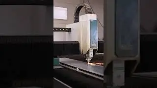 Работает станок.