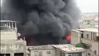 نیو کراچی صباء سینما  کے قریب ایک فیکٹری میں آگ لگ گئی ہے ۔ آگ بڑی تیزی دوسری بلڈنگ کی طرف بڑھ رہی 