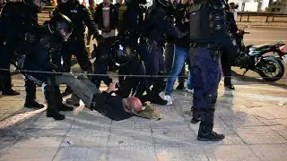 Η στιγμή που η ομάδα «Δράση» προσαγάγει τον δημοσιογράφο του «Ριζοσπάστη»