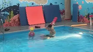 первый раз в бассейне.