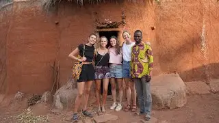 Explication des Tata Sombas par notre guide Jean à Natitingou