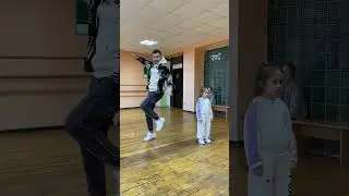 Повторила танец🙀А ей всего 5 лет😮