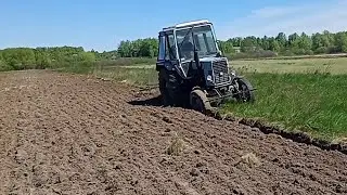 Трактор МТЗ піднімає цілину