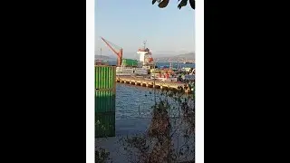 Suasana di pelabuhan hari Minggu/tidak ada aktifitas bongkar muat container