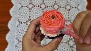 Easy buttercream flowers using one piping tip