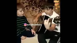 маленькие мальчики поют под гитару 😍😍😍 | На Чеченском