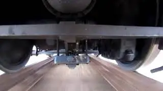 Sub locomotiva electrică la trecerea prin stația Ișalnița