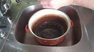 Отмываю старую кастрюлю 