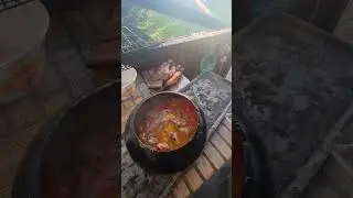 Вкусняшка в котелке