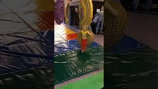 СИЛЬНО РАСКАЧАЛАСЬ НА КАЧЕЛЯХ В ПАРКЕ!!!🎡💥🤩 #рек #круто #дети #парк #игра #класс #games #Ютуб #Юля
