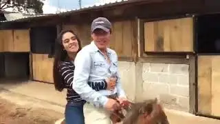 Parejita monta en pony