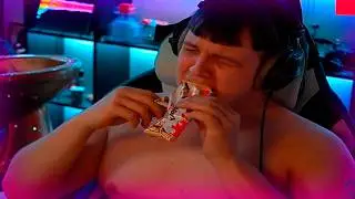 Голый мужик ест Киндер Буэно