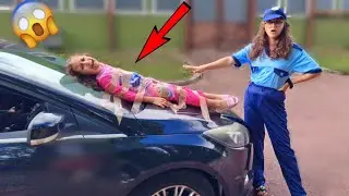 UNE MAMAN FOLLE ATACHE SA FILLE SUR LE CAPOT DE LA  VOITURE 