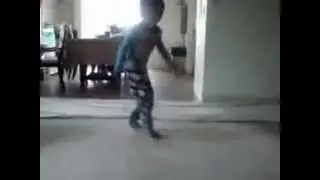 пацану 6 лет...что он творит???