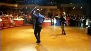 Ловзар по кайфу танцует