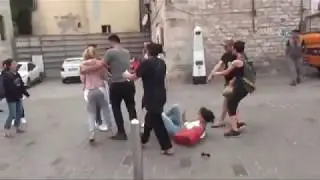 İstanbul Taksim Meydanda Kız kavgası altına yaptı Kamerada!!!!!