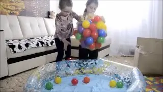 Распаковка игрушек. Девочки играют в бассейне с шариками.