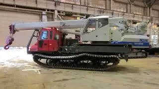 Кран на трелевочном шасси выезжает из цеха
