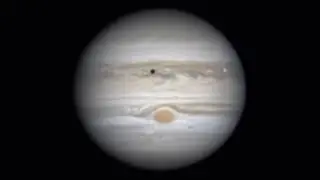 Trânsito completo de Europa e seu eclipse