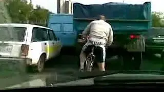Велосипедист в пробке