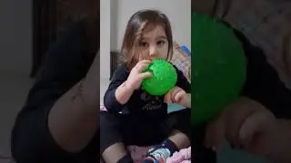 Azra patlayan topu tamir etmeyi seviyor