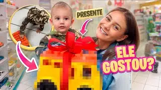 MEU IRMÃO ESCOLHENDO O PRESENTE DELE - BIANKA