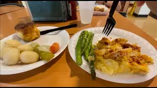 COLLEGE DINING HALL IN AMERICA