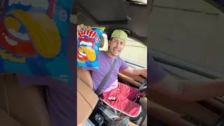 ELE ESQUECEU O LANCHE DA ESCOL  