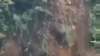 На Тайване оползень сошёл на шоссе
