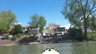 357. J'avance doucement proche d'un camping municipale sur la rivière Richelieu en kayak au Québec