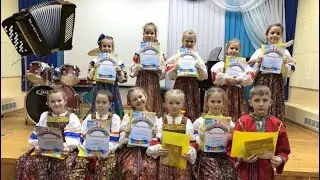 Ансамбль «Тараторки». Дети поют под баян.