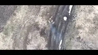 Украинские военные пытаются вынести на носилках своего двухсотого.