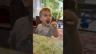 Первый раз ШАШЛЫК😂 ест  