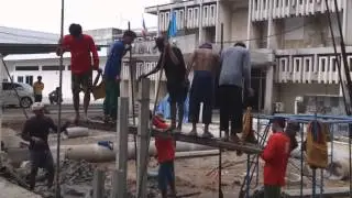 Тайладские строители забивают сваи!!!