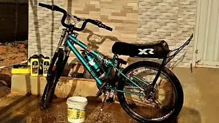 LAVANDO MINHA BIKE NOVA PELA PRIMEIRA VEZ *primeira bike que eu lavo*