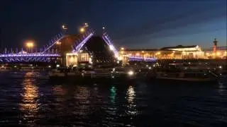 Развод Дворцового моста в Санкт-Петербурге.