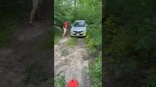она не может здесь ездить