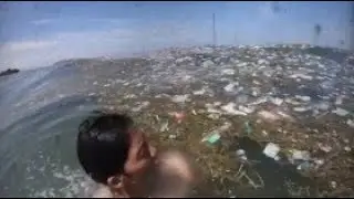 Viral! Video Berenang di Lautan Penuh Sampah di Bali