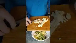приготовил Оливье с языком и яблоком, и украсил помидорами черри
